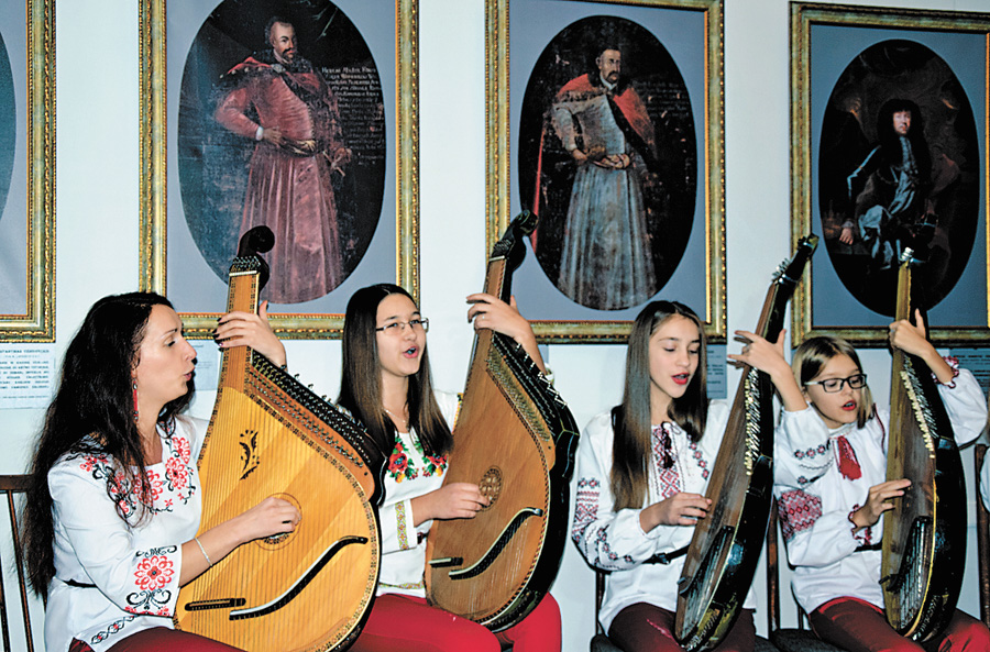 Українська пісня й струни бандури єднали давні часи князів Вишневецьких із пам’яттю, із сьогоденням. Фото автора